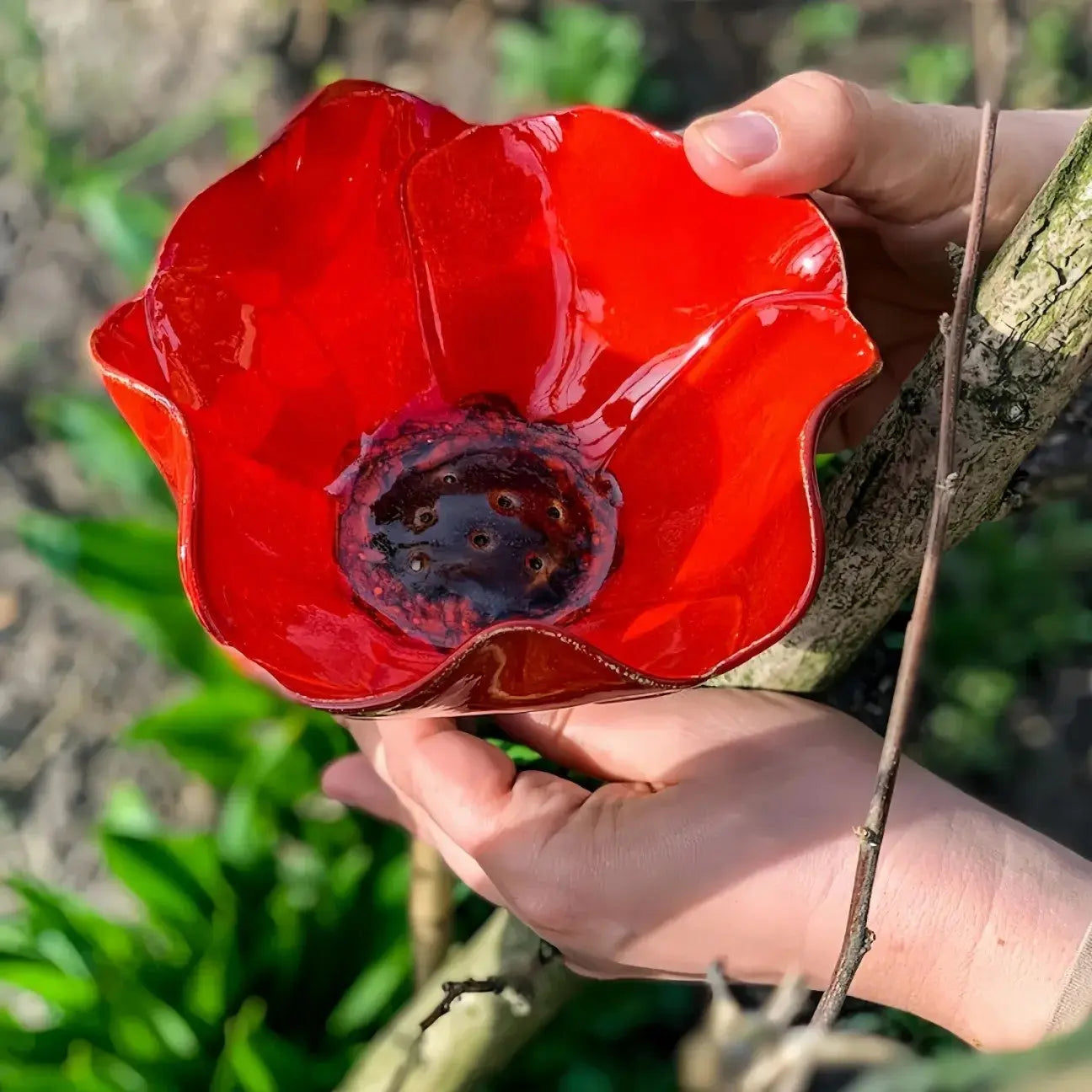 🌺 Red Poppy Metal Garden Stake – Mini Bird Bath & Pollinator Water Station